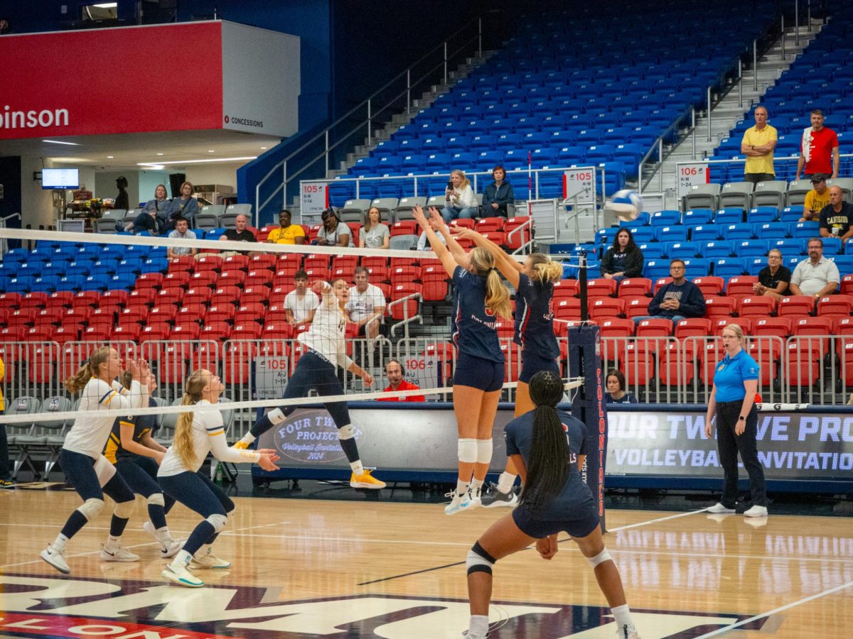 Volleyball Survives in Five-Set Victory Over Youngstown State